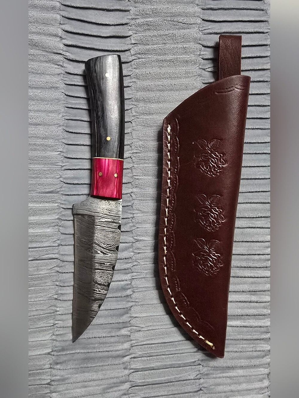Handmade Damascus Steel Knife with Black And Fusia Wood Handle Leather Sheath